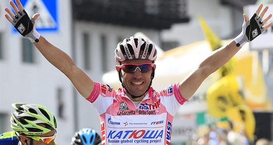 Joaquim Rodriguez projídí vítzn cílem 17. etapy Gira.