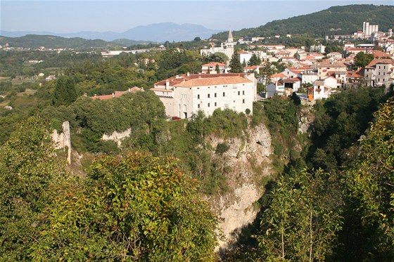 Pazinský kastel a kolmé stny propasti, odkud prchal z aláe legendární Matyá...