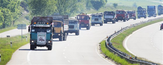 Protestu zemdlc proti zruení zelené nafty a tichého vína se v eských Budjovicích úastnilo 12 nákladních automobil.