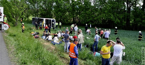 U Rovenska na umpersku sjel ze zatím neznámého dvodu autobus ze silnice a pak