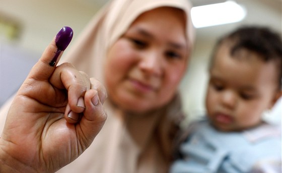 Egyptská ena ukazuje ve volební místnosti prst namoený do inkoustu (24.