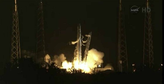 Raketa Falcon 9 pi úspném startu k vesmírné stanici ISS