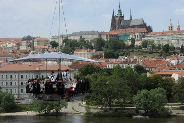 První návtvníci restaurace v oblacích stoupají z Alova nábeí nad Prahu.