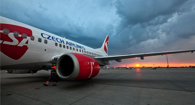 Letadlo ČSA Boeing 737 - 500 míří z Prahy do Ostravy, kde dostane nový lak. Letadlo ČSA Boeing 737 - 500 míří z Prahy do Ostravy, kde dostane nový lak.