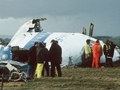 Britt vyetovatel prohledvaj trosky zcenho letadla v Lockerbie (23....