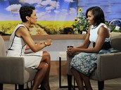 Michelle Obamov (vpravo) a modertorka Robin Robertsov pi talk show Dobr...