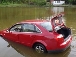 "Kluci vlezli do vody a audi za nimi vzáptí sjelo a do plky rybníka,"...