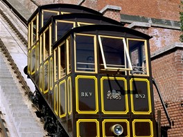 Tato lanovkáská babika vozí turisty na hrad v Budapeti u od roku 1870. Ve...