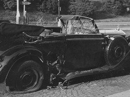 Steda 27. kvtna 1942, 10:35. Výbuch bomby, kterou na stojící Heydrichv...