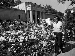Kvtinami obloená hrobka Elvise Presleyho v dob jeho pohbu