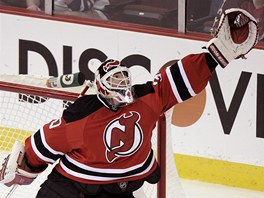 CHYTM. Martin Brodeur, brank hokejist New Jersey, si pipisuje spn