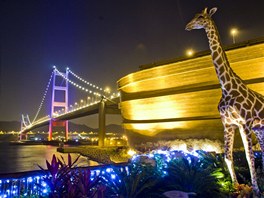Noemova archa stoj u mostu Tsing Ma Bridge.