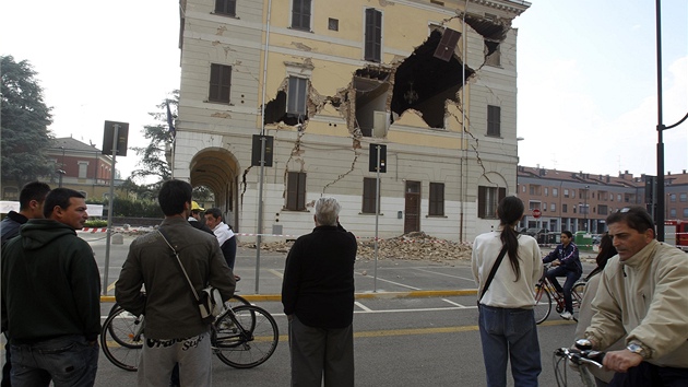 Pokozen budova radnice ve mst Sant' Agostino di Ferrara (20. kvtna 2012)