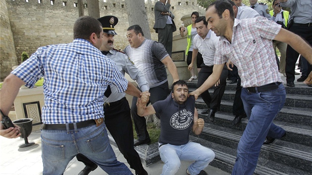 Zásah proti opoziní demonstraci v Baku (212. kvtna 2012)