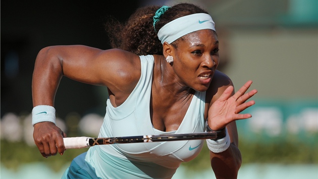 MARNÁ SNAHA. Serena Williamsová dobíhá míek v utkání s Virginií Razzanovou.