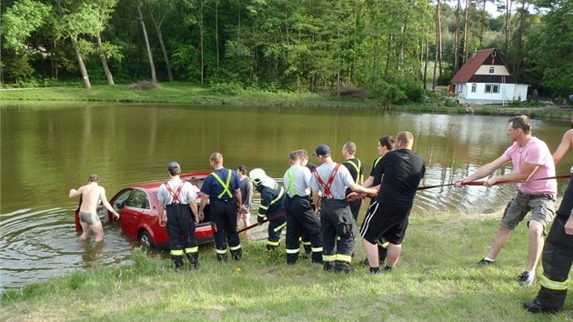 Na svažitém břehu auto zastavili, ale nezabrzdili ho. Na svažitém břehu auto zastavili, ale nezabrzdili ho.