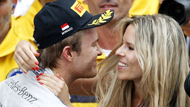 Sebastian Vettel v ele startovního pole v Monaku