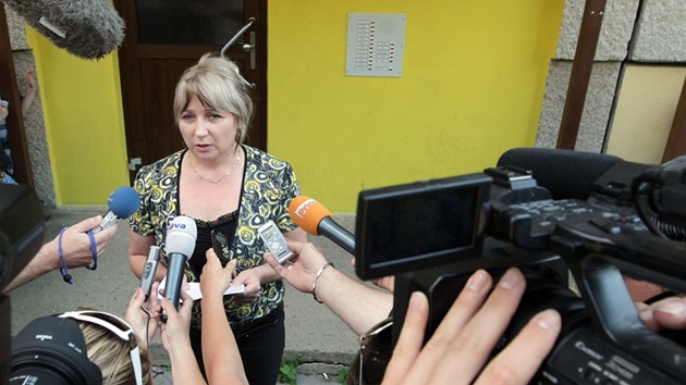 Matka patnáctiletého Petra Zhyvachivského z Beclavi mluví s novinái poté, co