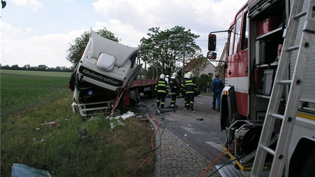 Nehoda tahae Volvo, kamionu LIAZ a Fordu Focus, jeden idi zemel, druh je vn zrann.