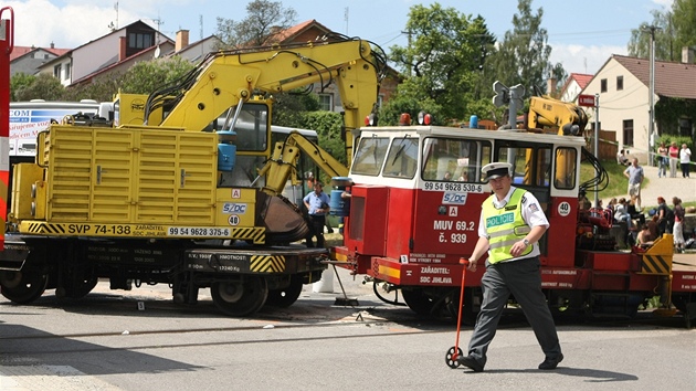 Stet drezíny a autobusu na pejezdu v Teti