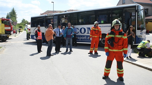 Na pejezdu v Teti se srazil autobus s drezínou (25. kvtna 2012)