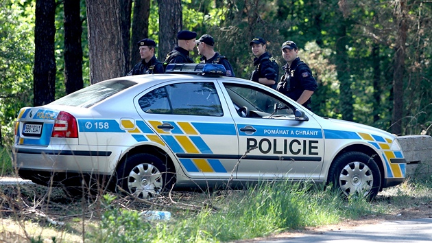 Policie uzavela píjezdové cesty k lesnímu poáru u Bzence na Hodonínsku....