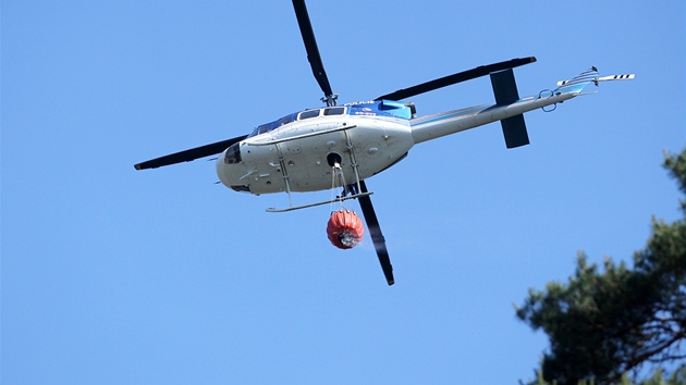 Vrtulník nad lesním poárem u Bzence na Hodonínsku. Plameny zasáhly a 200...