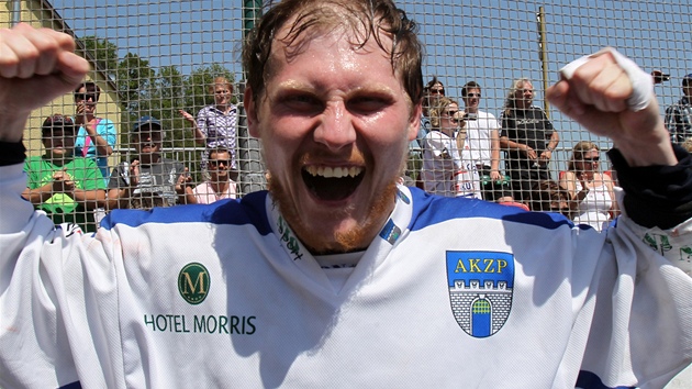 MISTROVSKÁ RADOST. Vlašimský hokejbalista slaví zisk extraligového titulu. MISTROVSKÁ RADOST. Vlašimský hokejbalista slaví zisk extraligového titulu.
