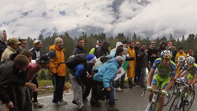 POD ALPSKÝMI TÍTY. Cyklisté Liquigasu se drápají na obávaný vrchol Mortirolo. 