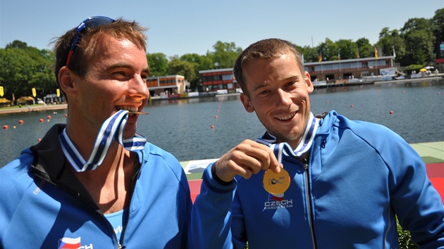 Filip Dvoák koue zlatou medaili, kterou získal spolen s Jaroslavem Radonm
