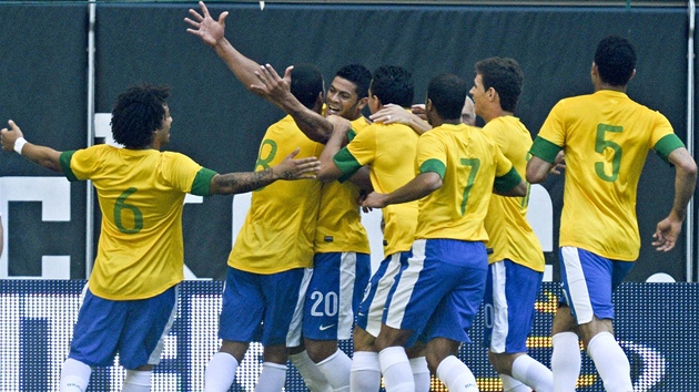 Braziltí fotbalisté se radují z gólu do brány Dánska.