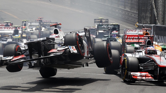 KOLA VE VZDUCHU. Sauber japonského pilota Kamuje Kobajaiho najel krátce po...