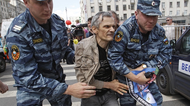 Policie v Moskv v nedli zasahovala proti demonstrantm, kte se snaili prosadit plnovan prvod homosexul.