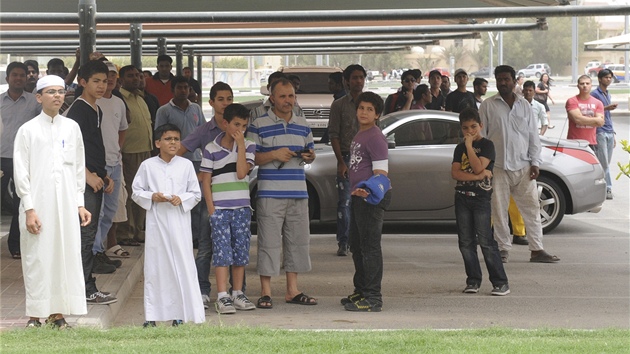 Lidé pihlíejí niivému poáru obchodního centra v katarském Dauhá