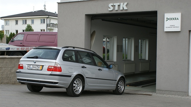 Po dovozu do eska musí auto projít prohlídkou na STK.