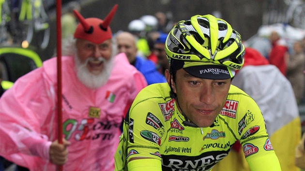 ÁBELSKÁ PODPORA. Italského cyklistu Mattea Rabottiniho ene v 15. etap
