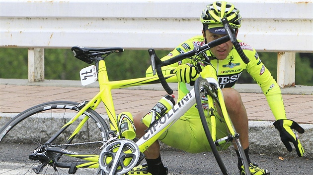 TO TO KLOUE. Italský cyklista Matteo Rabottini neustál jeden ze sjezd 15.