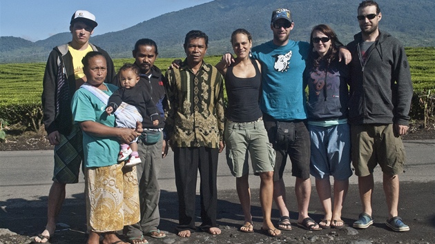 Expedice pod nejvym vrcholem Indonesie, sopkou Mount Kerinci (3805 m.n.m.): zprava Mra Kodada, Lucie ediv, David Sodomka, Martina Kutov, mstn hostitel, Jan Musil