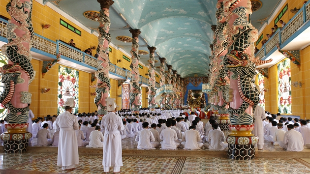 Návtvníci chrámu jsou bhem bohosluby vele vítáni a mohou si z horních