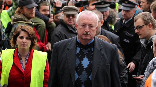 Starosta Břeclavi Oldřich Ryšavý (uprostřed) na nedělním pochodu městem. (22. Starosta Břeclavi Oldřich Ryšavý (uprostřed) na nedělním pochodu městem. (22.