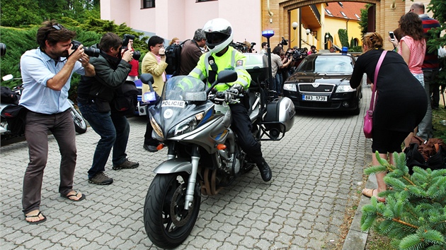 Policejn automobil s Davidem Rathem odjd z arelu Spiritka v Praze (22. kvtna 2012).
