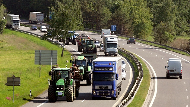 Protestn blokdy zemdlc kvli vldnm reformm na silnici u Jihlavy (23. kvtna 2012)