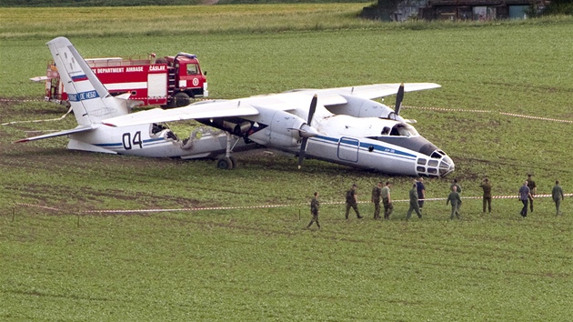 Na letiti u slavi havaroval pi pistn rusk vojensk letoun Antonov An-30 a zaal hoet. (23. kvtna 2012)
