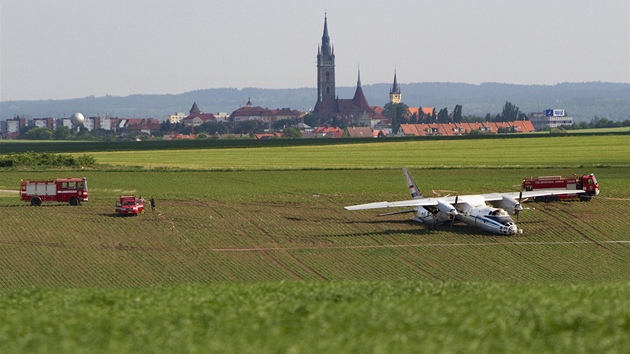 Na letiti u slavi havaroval pi pistn rusk vojensk letoun Antonov An-30 a zaal hoet. (23. kvtna 2012)
