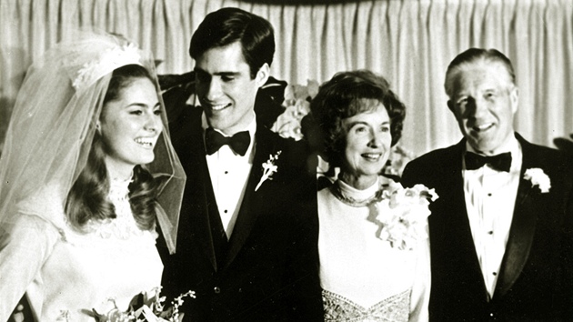 Mitt Romney na svatební fotografii s manelkou Ann a svými rodii Lenore a