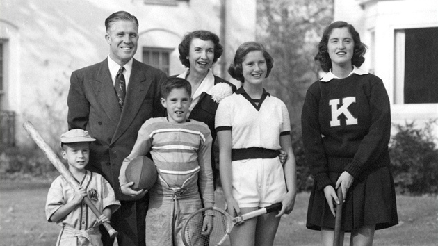 Mladý Mitt Romney (první zleva) na archivním snímku s rodii, bratrem Scottem a