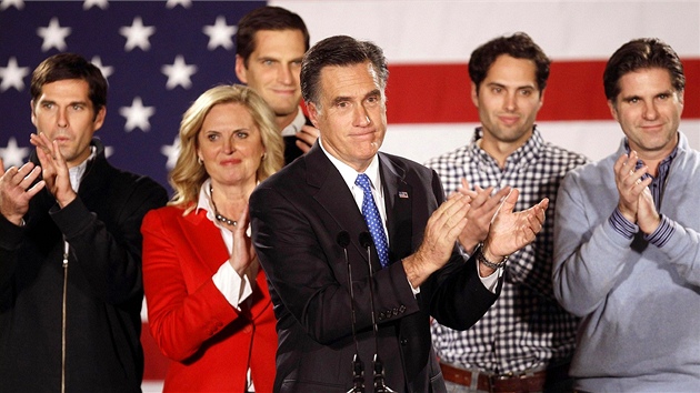 Mitt Romney s manelkou Ann a syny bhem volebního shromádní v Iow (3. ledna