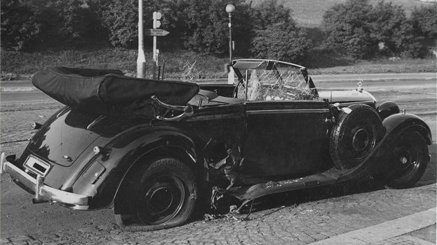 Steda 27. kvtna 1942, 10:35. Výbuch bomby, kterou na stojící Heydrichv...