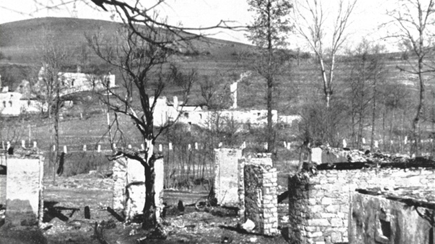 Podobn osud jako Lidice ekal malou osadu Leky na Chrudimsku. Nmci zabili 42 zdejch obyvatel. Ve vesnici byla dve ukryta vyslaka paraskupiny Silver A, kter se astnila zsahu proti Heydrichovi, co Nmcm jako zminka k vyvradn nevinnch obyvatel stailo.