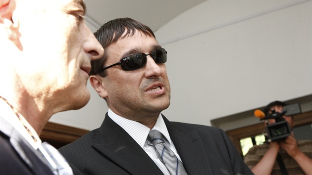 Ale Trpiovsk se svm advoktem u Krajskho soudu v Praze (29.5.2012)